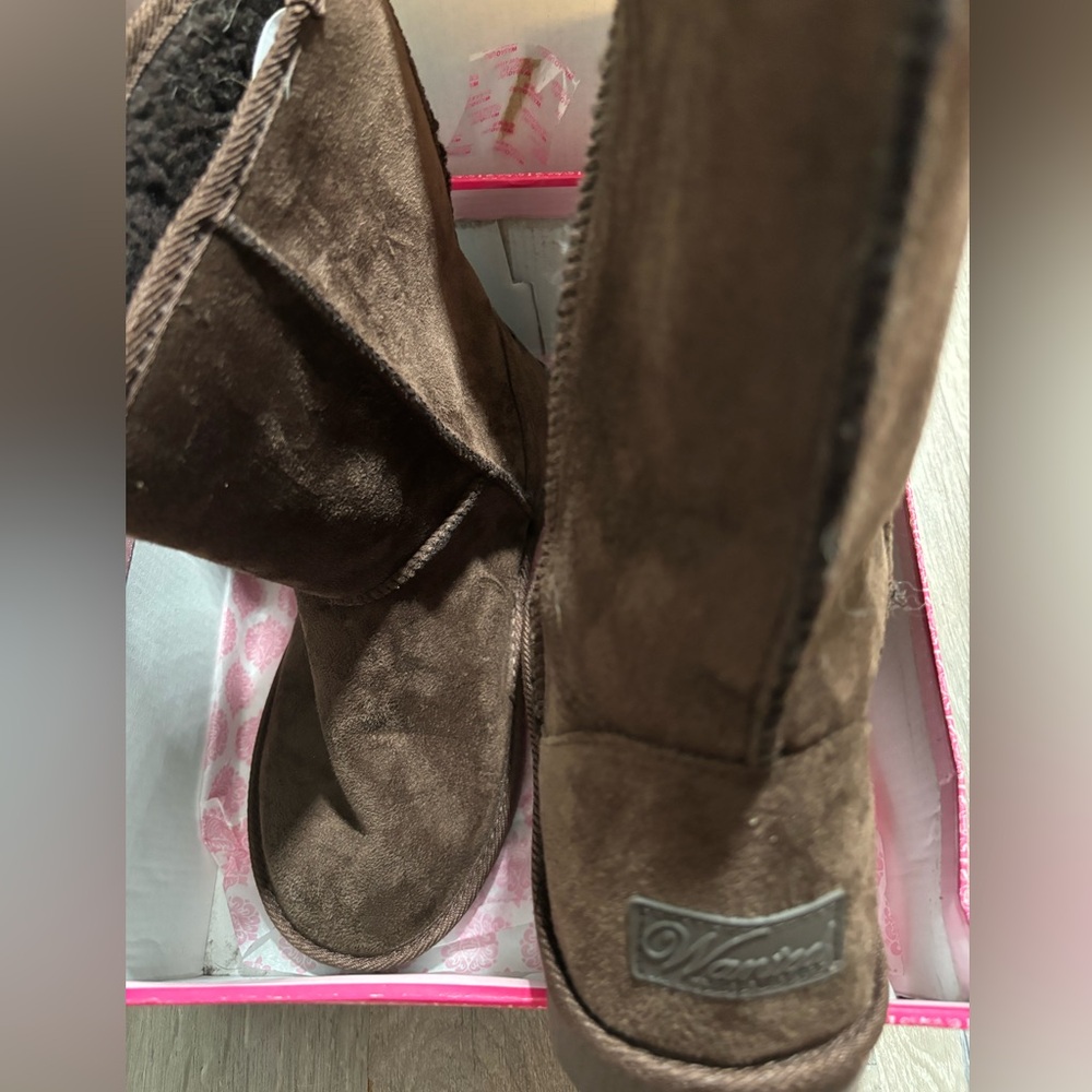 BNIB WANTED Ugg style boot